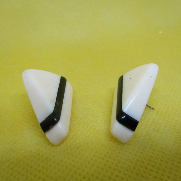 Avon Black White Plastic Triangle Earrings Pierced - Picture 6 of 7